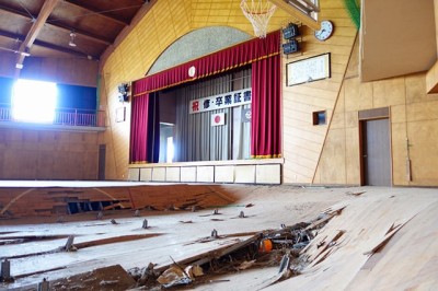 津波に襲われた浪江町の請戸小学校の体育館