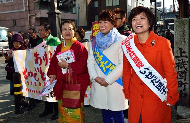 福岡市の櫛田神社前で新春宣伝