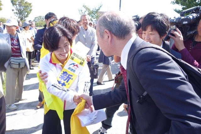 新井候補と握手