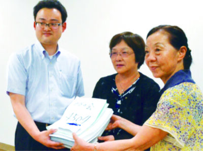 署名を市議会へと提出　山口ゆうと