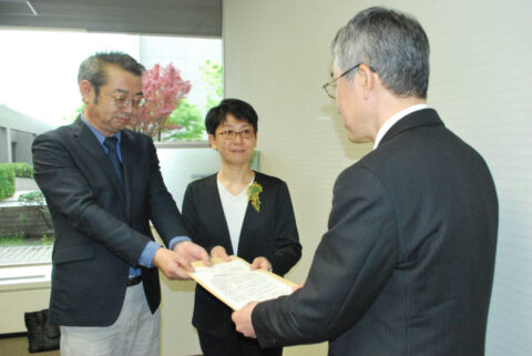 要望書を手渡す 真島、大谷両氏